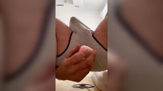 Con le mutande rotte il dildo entra meglio!