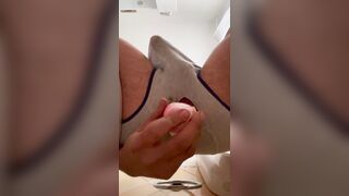 Con le mutande rotte il dildo entra meglio!