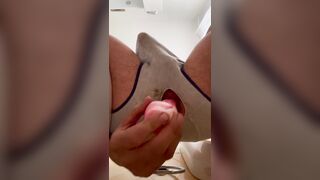 Con le mutande rotte il dildo entra meglio!