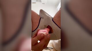 Anteprima del video: Con le mutande rotte il dildo entra meglio!