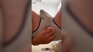 Con le mutande rotte il dildo entra meglio!