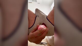 Con le mutande rotte il dildo entra meglio!