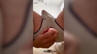 Con le mutande rotte il dildo entra meglio!