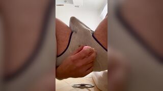 Con le mutande rotte il dildo entra meglio!