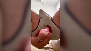 Con le mutande rotte il dildo entra meglio!