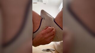 Con le mutande rotte il dildo entra meglio!