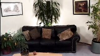 Coppia interrazziale scopa sul divano