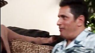 Coppia interrazziale scopa sul divano