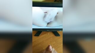 La cagna si masturba in video e riceve un'enorme sborrata