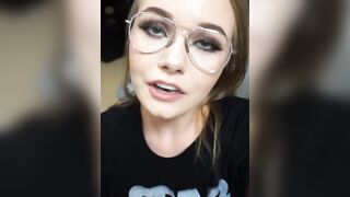 Puttanella gola profonda ingoia lo sperma