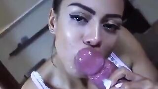 Bruna favolosa spompina un cazzo gigante