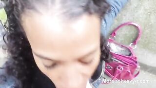 Anteprima del video: Pompino all'aperto da puttana nera