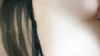 Troia sposata si fa sbattere con dita nel culo