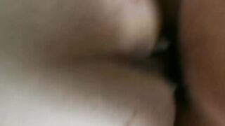 Troia sposata si fa sbattere con dita nel culo