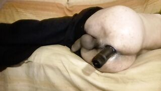 Giocando con grosso vibratore nel culo