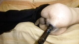 Giocando con grosso vibratore nel culo