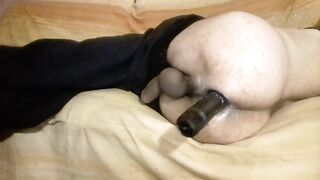 Giocando con grosso vibratore nel culo