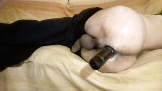 Giocando con grosso vibratore nel culo