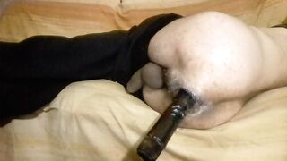 Giocando con grosso vibratore nel culo