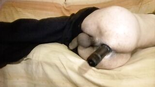 Giocando con grosso vibratore nel culo