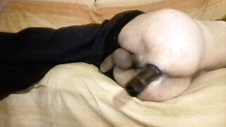 Giocando con grosso vibratore nel culo