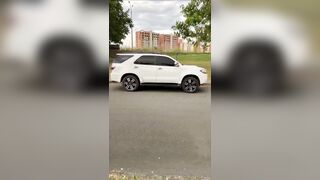 Sesso a 4 in auto con splendida trans