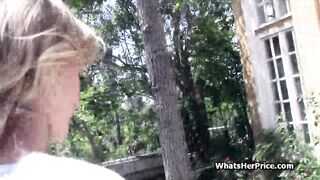 Viene pagata per cavalcare e succhiare il mio cazzo all'aperto