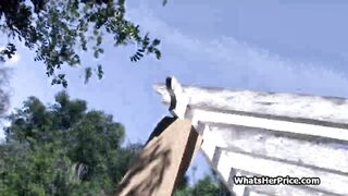 Viene pagata per cavalcare e succhiare il mio cazzo all'aperto