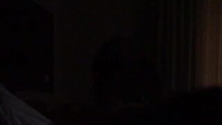 Stupenda bruna scopa intensamente con il suo ragazzo