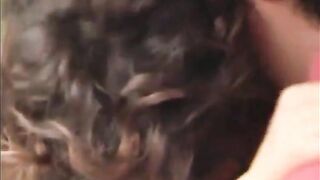 La bella milf succhia e beve