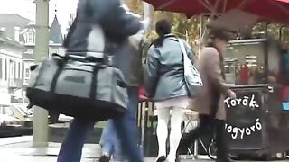 Se la incula sulle scale...