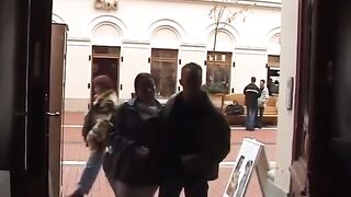 Se la incula sulle scale...