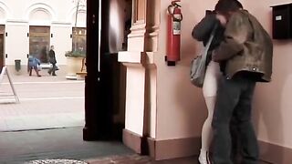 Se la incula sulle scale...