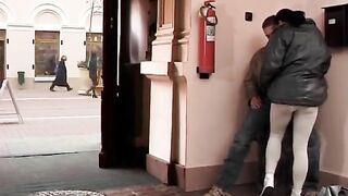 Se la incula sulle scale...