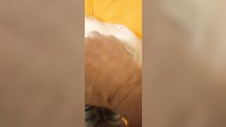 Ti tengo la testa per spingere tutto il cazzo in bocca