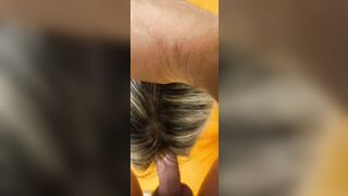 Ti tengo la testa per spingere tutto il cazzo in bocca