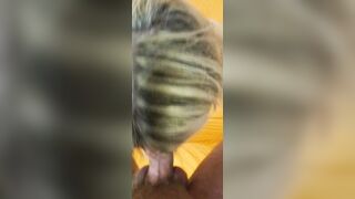 Ti tengo la testa per spingere tutto il cazzo in bocca