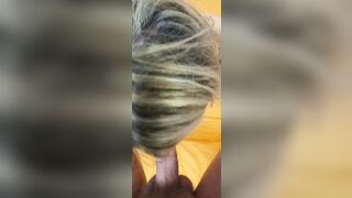 Ti tengo la testa per spingere tutto il cazzo in bocca