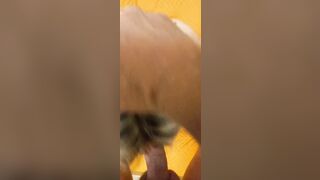 Ti tengo la testa per spingere tutto il cazzo in bocca