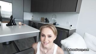 Bella ragazza bionda scopata a casa