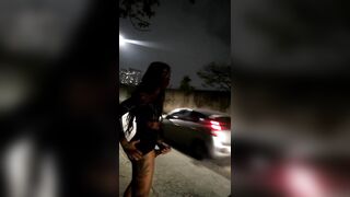 Prostitutta trans se lo mena mentre aspetta i lcliente