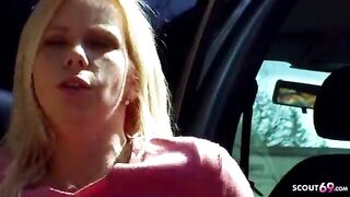 Bella prostituta bionda in autostrada