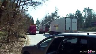 Bella prostituta bionda in autostrada