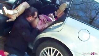 Bella prostituta bionda in autostrada