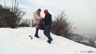 Meravigliosa bionda scopata sulla neve