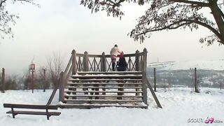 Meravigliosa bionda scopata sulla neve