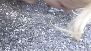 Grassa e bionda puttana al lavoro in strada