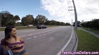 Troietta scopata sull'auto rotta