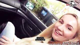 Bella ragazza bionda scopata a bordo strada