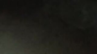 Mia moglie mentre vi mostra le sue parti intime